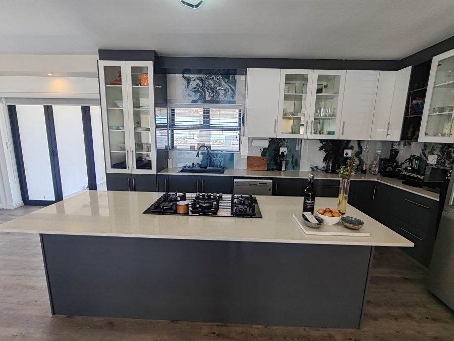 To Let 4 Bedroom Property for Rent in Hoogland Western Cape